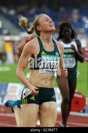 Die australische Sally Pearson feiert den Gewinn des 100-m-Hürdenfinales bei den Commonwealth Games 2010 im Jawaharlal Nehru Stadium in Delhi, Indien. Stockfoto