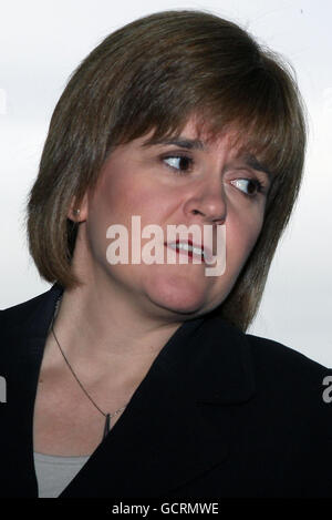 Die schottische Gesundheitsministerin Nicola Sturgeon spricht Patienten während ihres Besuchs in der Renal Unit des Borders General Hospital in Melrose. Stockfoto