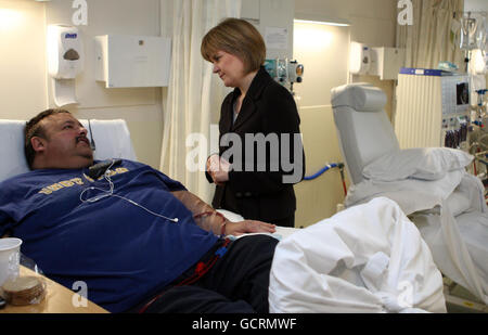 Nicola Sturgeon, die schottische Gesundheitsministerin, spricht mit Jeffery Gordon während ihres Besuchs in der Renal Unit des Borders General Hospital in Melrose. Stockfoto