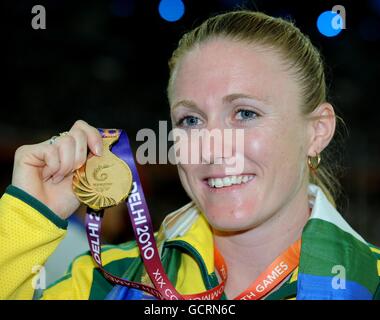 Die Australierin Sally Pearson erhielt ihre Goldmedaille, nachdem sie das 100-m-Hürdenfinale bei den Commonwealth Games 2010 im Jawaharlal Nehru Stadium in Delhi, Indien, gewonnen hatte. Stockfoto