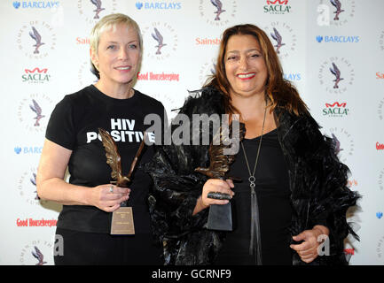 Annie Lennox (links) mit ihrer Auszeichnung „Women of the Year“ und der Architektin Zaha Hadid mit ihrer Auszeichnung „Women of the Year Outstanding Achievement“ beim Women of the Year Lunch and Awards 2010 im Intercontinental Hotel in London. Stockfoto