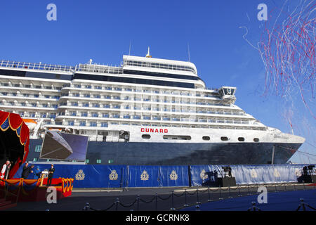 Konfetti-Luftschlangen explodieren über dem Bug, als Queen Elizabeth II Cunards neuestes Kreuzfahrtschiff, die Queen Elizabeth in Southampton, nennt. Stockfoto