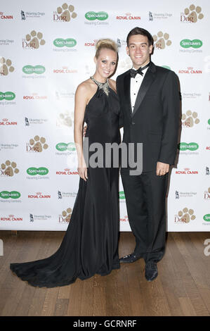 Camilla Dallerup und Kevin Sacre nehmen an den Specsavers Hearing Dog of the Year Awards 2010 in der Merchant Taylors' Hall im Zentrum von London Teil. Stockfoto