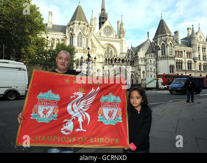 John Fowley und seine 7-jährige Tochter Jaycel, Anhänger des Fußballclubs Liverpool, warten heute Morgen vor dem High Court im Zentrum von London auf Nachrichten über das Ergebnis des Rechtsstreites um den Besitz des Premier League Clubs. Stockfoto