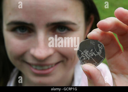 Sarah Payne aus Cardiff mit ihrem olympischen 50p Münzdesign für Basketball. Stockfoto