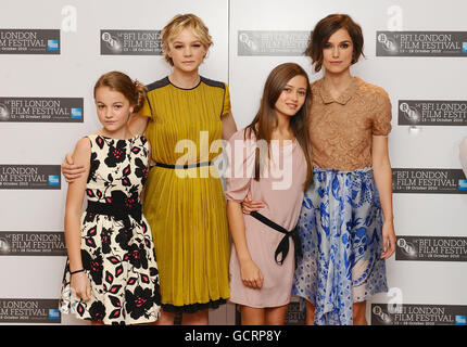 (Links - rechts) Isobel Meikle-Small, Carey Mulligan, Ella Purnell und Keira Knightley besuchen im Rahmen des 54. BFI London Film Festival eine Fotowand für den Film Never Let Me Go im Vue-Kino in London. Stockfoto