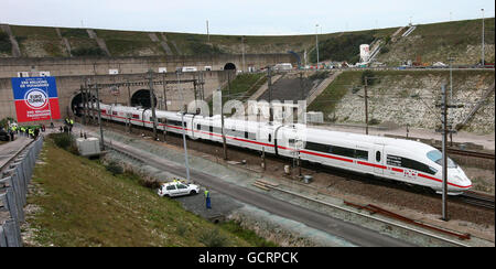 Im Rahmen der Tests für einen geplanten Hochgeschwindigkeitszug nach Großbritannien steigt aus dem Ärmelkanal in Coquelles, Frankreich, ein ICE der Deutschen Bahn ICE3 aus. Stockfoto