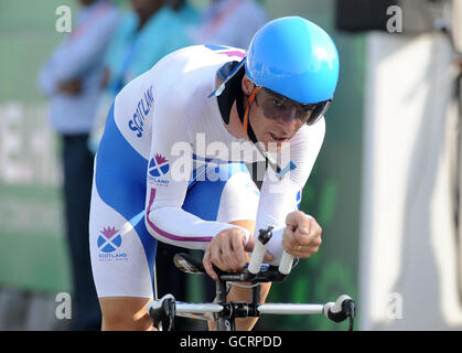 Der schottische David Millar überquert die Ziellinie und gewinnt am 10. Tag der Commonwealth Games 2010 auf dem Noida Expressway in Noida, Indien, den Einzelzeitfahren der Männer. Stockfoto