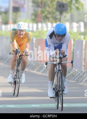 Der schottische David Millar überquert die Ziellinie und gewinnt am 10. Tag der Commonwealth Games 2010 auf dem Noida Expressway in Noida, Indien, den Einzelzeitfahren der Männer. Stockfoto