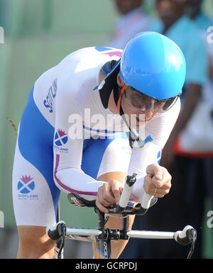 Der schottische David Millar überquert die Ziellinie und gewinnt am 10. Tag der Commonwealth Games 2010 auf dem Noida Expressway in Noida, Indien, den Einzelzeitfahren der Männer. Stockfoto