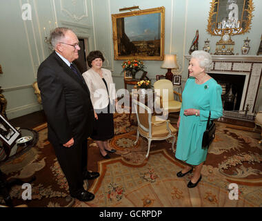 Königin Elizabeth II. Schüttelt die Hände mit dem Statthalter von Alberta Kanada, dem ehrenwerten Donald S Ethell, während einer privaten Audienz, wo er von seiner Frau Linda begleitet wurde, im Buckingham Palace im Zentrum von London. Stockfoto