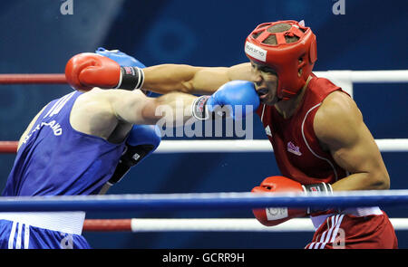 Der Engländer Simon Vallily (rot) tritt am 10. Tag der Commonwealth Games 2010 im Talkatora Indoor Stadium in Neu Delhi, Indien, gegen den nordirischen Steven ward an. Stockfoto