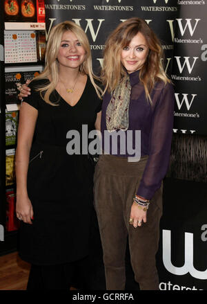 Holly Willoughby (links) und Fearne Cotton bei einer Fotoanstellung, um ihr Buch "The Best Friends Guide to Life" im Waterstone's im Bluewater Shopping Centre, Kent, zu veröffentlichen. Stockfoto