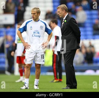 Fußball - Barclays Premier League - Everton gegen Liverpool - Goodison Park. Everton's Phil Neville (links) mit seinem Teamchef David Moyes (rechts) während des Vorspielwarmer Stockfoto