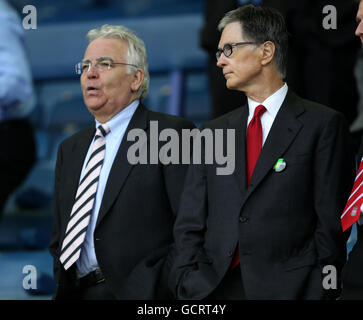 Neuer Besitzer von Liverpool John W Henry (rechts) und Everton vorsitzender Bill Kenwright (links) in den Tribünen Stockfoto