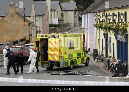 Der Leichnam eines 48-jährigen Mannes, der tot aufgefunden wurde, wird in der Straße vor Fitzgerald's Pub in der Main Street in Avoca, Co Wicklow, aus einem Krankenwagen entfernt. Stockfoto