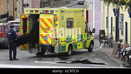 Die Leiche eines 48-jährigen Mannes wurde tot aufgefunden und wird aus einem Krankenwagen in der Straße außerhalb von Fitzgeralds Pub in der Main Street in Avoca, Co Wicklow, entfernt. Stockfoto