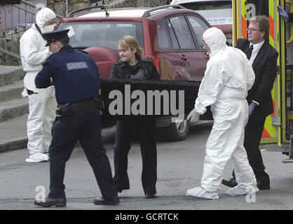 Die Leiche eines 48-jährigen Mannes, der in der Straße vor Fitzgerald's Pub in der Main Street in Avoca, Co Wicklow, tot aufgefunden wurde, wird aus einem Krankenwagen entfernt. Stockfoto