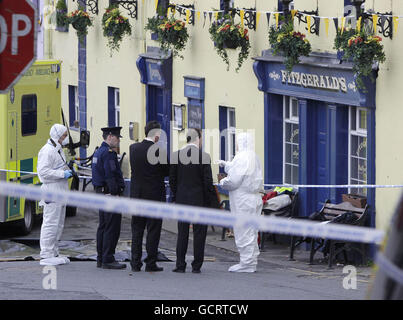 Die Szene, in der ein 48-jähriger Mann in der Straße vor Fitzgeralds Pub, die in der TV-Show Ballykissangel in der Main Street in Avoca, Co Wicklow, berühmt wurde, tot aufgefunden wurde. Stockfoto