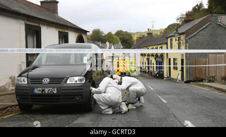 Szenen von Kriminalbeamten untersuchen einen Van in der Nähe, wo ein 48-jähriger Mann in der Straße vor Fitzgeralds Pub, die in der TV-Show Ballykissangel auf der Hauptstraße in Avoca, Co Wicklow, berühmt wurde, tot aufgefunden wurde. Stockfoto