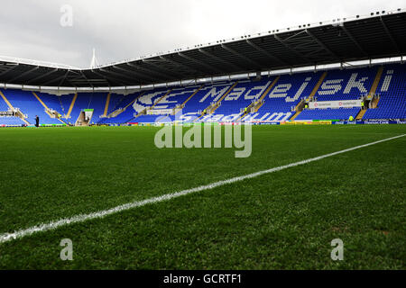 Fußball - npower Football League Championship - Reading gegen Swansea City - Madejski Stadium. Gesamtansicht des Innenraums des Madejski-Stadions Stockfoto