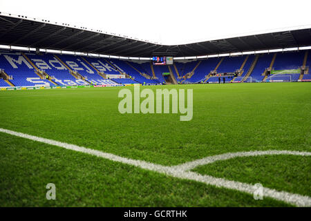 Fußball - npower Football League Championship - Reading gegen Swansea City - Madejski Stadium. Gesamtansicht des Innenraums des Madejski-Stadions Stockfoto