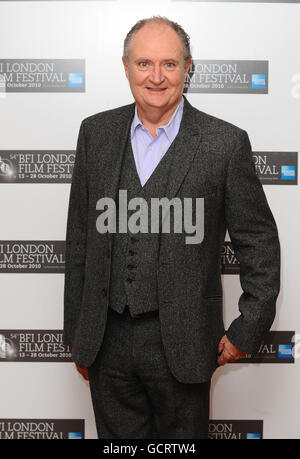 Jim Broadbent bei einer Fotowand für einen neuen Film Another Year, der beim 54. BFI London Film Festival im Vue West End Kino in London gezeigt wird. Stockfoto