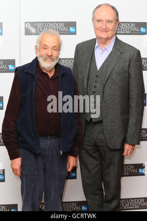 Mike Leigh (links) und Jim Broadbent bei einer Fotowand für einen neuen Film Another Year, der beim 54. BFI London Film Festival im Londoner Vue West End gezeigt wird. Stockfoto