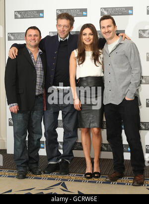 (Von links nach rechts) Produzent Scott Franklin, Schauspieler Vincent Cassel, Schauspielerin Mila Kunis und Regisseur Darren Aronofsky während einer Fotoaufnahme für den Film 'Black Swan' im Berkeley Hotel in Knightsbridge, London. Stockfoto
