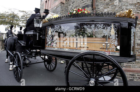 Ein Pferdewagen macht sich auf den Weg zur St. Georges Kirche auf der Isle of man, zur Beerdigung von Sir Norman Wisdom. Stockfoto