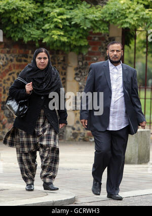 Nasreen und Mohammad Muneer, die Mutter und Vater der ermordeten A-Level-Studentin Asha Muneer, treffen am Krongericht in Reading ein, um das Schuldurteil von Gulamyr Akhter, 19, zu hören, der an einem eiskalten Januarabend in Reading ihre Tochter auf einem Schlepppfad erstochen hat. Stockfoto