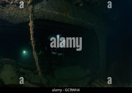 Weibliche Taucher in das Wrack der SS Thistlegorm (British bewaffnet Schiff der Handelsmarine), Rotes Meer, Ägypten Stockfoto