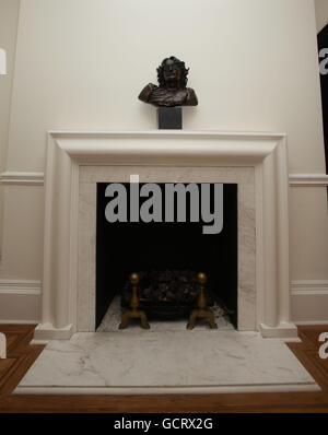 Ein Blick auf den ursprünglichen Kamin im vorderen Raum, am Montagu Square 34, Marylebone, im Zentrum von London, das das erste Haus war, das John Lennon mit Yoko Ono teilte. Stockfoto