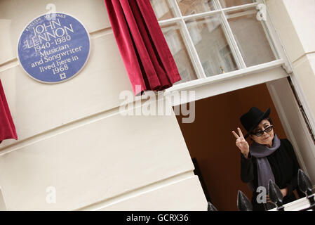 Yoko Ono nimmt an der Enthüllung einer Blue-Plakette des englischen Kulturerbes für John Lennon (1940-80) am Montagu Square 34, Marylebone, im Zentrum von London, Teil, wo Lennon und Ono zum ersten Mal ein gemeinsames Zuhause teilten. Stockfoto