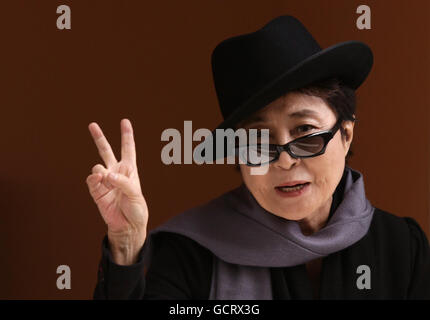 Yoko Ono nimmt an der Enthüllung einer Blue-Plakette des englischen Kulturerbes für John Lennon (1940-80) am Montagu Square 34, Marylebone, im Zentrum von London, Teil, wo Lennon und Ono zum ersten Mal ein gemeinsames Zuhause teilten. Stockfoto