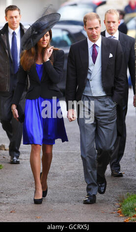 Prinz William und Kate Middleton kommen zur Hochzeit ihrer Freunde Harry Mead und Rosie Bradford im Dorf Northleach, Gloucestershire. Stockfoto