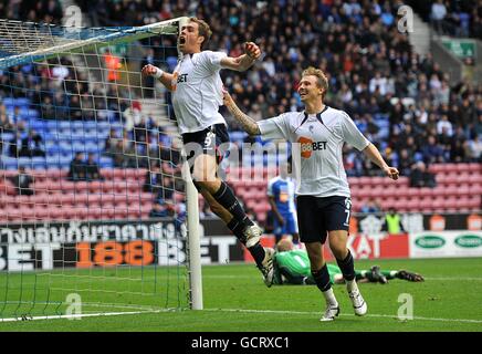 Fußball - Barclays Premier League - Wigan Athletic gegen Bolton Wanderers - DW Stadium. Johan Elmander von Bolton Wanderers (links) feiert mit seinem Teamkollegen Matthew Taylor, nachdem er das erste Tor seines Teams erzielt hatte Stockfoto