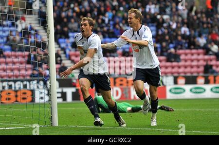 Johan Elmander von Bolton Wanderers (links) feiert mit Teamkollege Matthew Taylor, nachdem er das erste Tor seines Spielers erzielt hatte Stockfoto