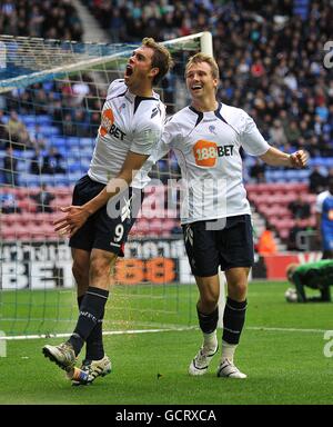 Fußball - Barclays Premier League - Wigan Athletic gegen Bolton Wanderers - DW Stadium. Johan Elmander von Bolton Wanderers (links) feiert mit seinem Teamkollegen Matthew Taylor, nachdem er das erste Tor seines Teams erzielt hatte Stockfoto