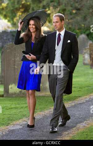 Prinz William und Kate Middleton verlassen die Hochzeit ihrer Freunde Harry Mead und Rosie Bradford im Dorf Northleach, Gloucestershire. Stockfoto