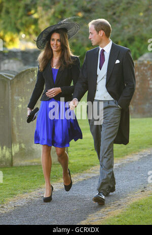 Prinz William und Kate Middleton verlassen die Hochzeit ihrer Freunde Harry Mead und Rosie Bradford im Dorf Northleach, Gloucestershire. Stockfoto