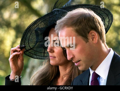 Prinz William und Kate Middleton verlassen die Hochzeit ihrer Freunde Harry Mead und Rosie Bradford im Dorf Northleach, Gloucestershire. Stockfoto