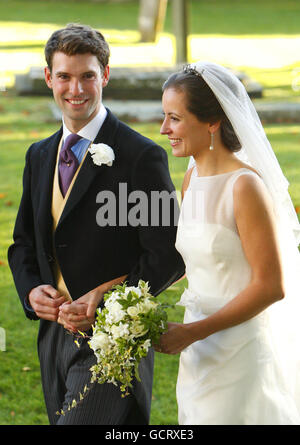 Harry und Rosie Mead verlassen ihre Hochzeit im Dorf Northleach, Gloucestershire, an dem Prinz William und Kate Middleton teilnehmen. Stockfoto