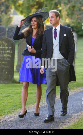 Prinz William und Kate Middleton verlassen die Hochzeit ihrer Freunde Harry Mead und Rosie Bradford im Dorf Northleach, Gloucestershire. Stockfoto