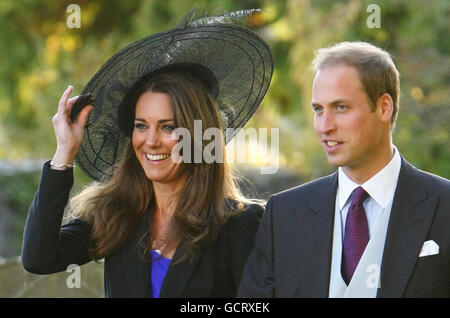 Prinz William und Kate Middleton verlassen die Hochzeit ihrer Freunde Harry Mead und Rosie Bradford im Dorf Northleach, Gloucestershire. Stockfoto