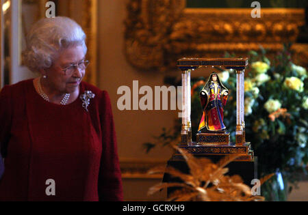 Königin Elizabeth II. Zeigt den Emir von Katar, Scheich Hamad bin Khalifa al-Thani, bei seinem Staatsbesuch in Großbritannien Rundausstellungen aus der Königlichen Sammlung im Windsor Castle, Berkshire. Stockfoto