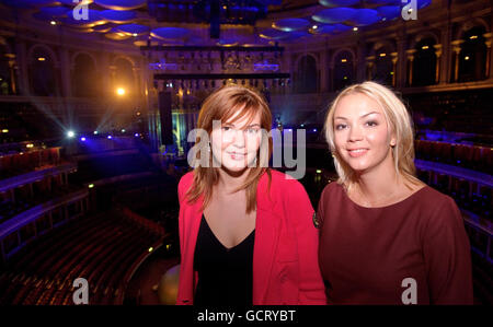 Anastasia Virganskaya (links) und Ksenia Gorbatscheva, Enkelinnen des ehemaligen sowjetischen Führers Mikhail Gorbatschow, geben Details zum 80. Geburtstag der Wohltätigkeitsgala in der Royal Albert Hall in London bekannt. Stockfoto