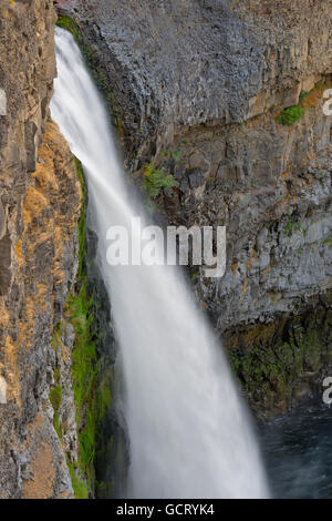 Der Canyon am Wasserfall ist 115 m (377 ft) tief, einen großen Querschnitt der Columbia River Basalt Gruppe auszusetzen. Diese Stockfoto