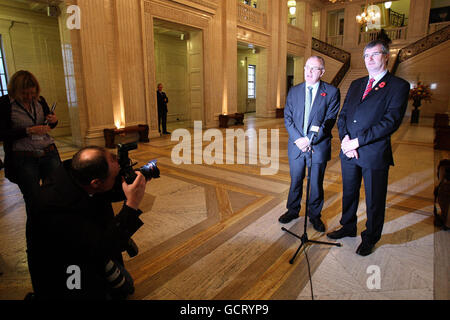 Danny Kennedy (links), der neue Minister für Beschäftigung und Lernen, steht in Stormont, Belfast, neben dem neuen Vorsitzenden der Ulster Unionist Party (UUP) Tom Elliott, nachdem bestätigt wurde, dass Elliott seinen Vorgänger Sir Reg Empey aus der nordirischen Exekutive entfernt hatte. Stockfoto