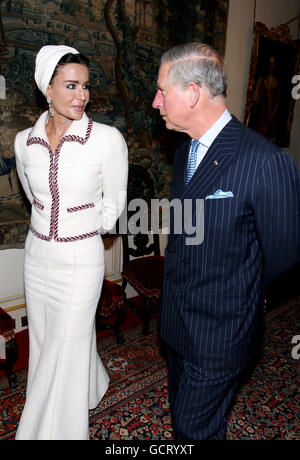 Der Emir von Katar Sheikh Hamad bin Khalifa Al-Thanis Frau Sheikha Mozah spaziert mit dem Prinzen von Wales im Clarence House, London, nachdem sie von Künstlern und Designern gezeigt wurden, die an der Prince's School of Traditional Arts eingeschrieben waren Stockfoto